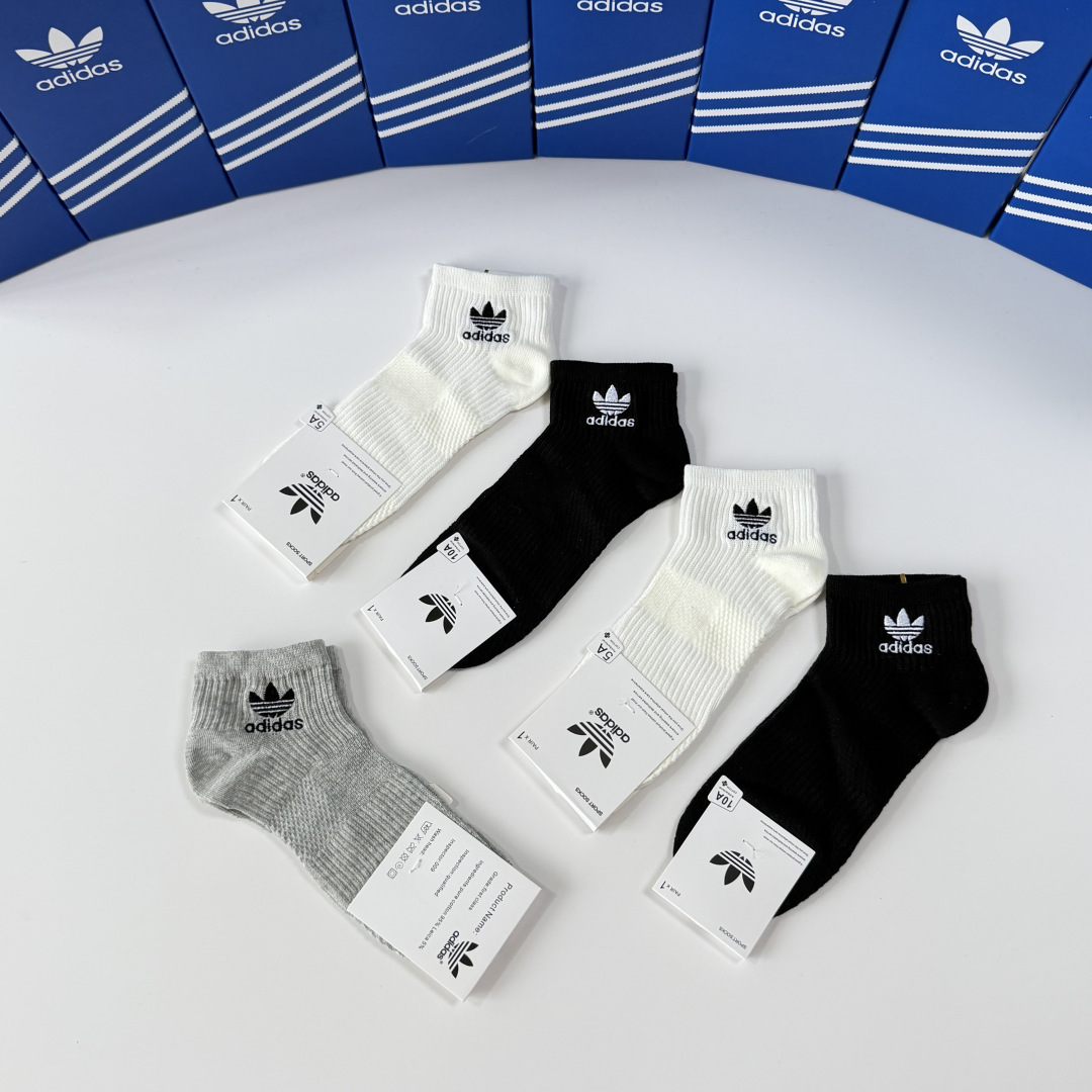💛配包装 Adidas（阿迪）新款经典刺绣中短款堆堆袜袜子！一盒五双， 专柜同步筒袜袜子，💛大牌出街，潮人必备。超好搭。