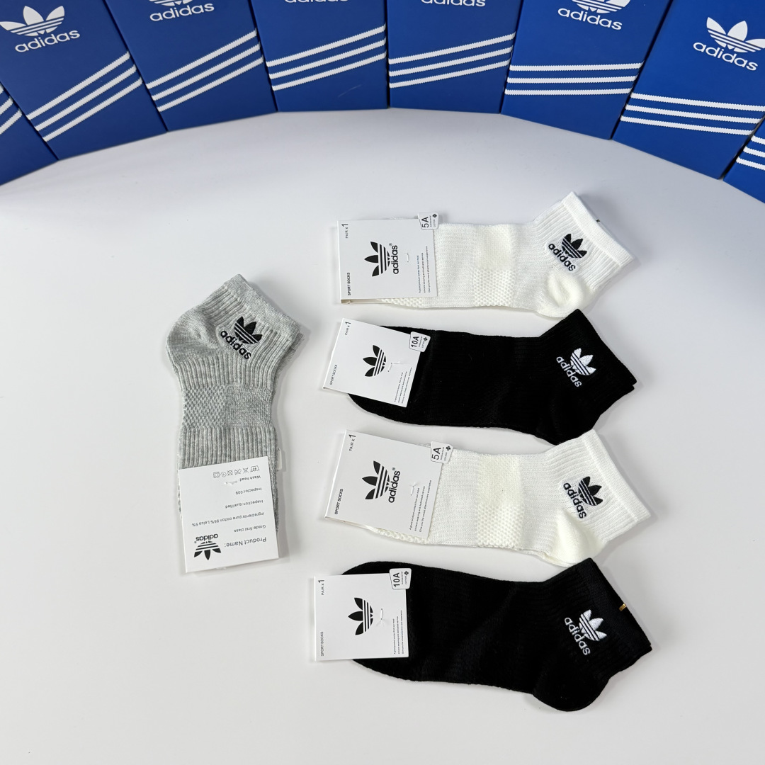 💛配包装 Adidas（阿迪）新款经典刺绣中短款堆堆袜袜子！一盒五双， 专柜同步筒袜袜子，💛大牌出街，潮人必备。超好搭。