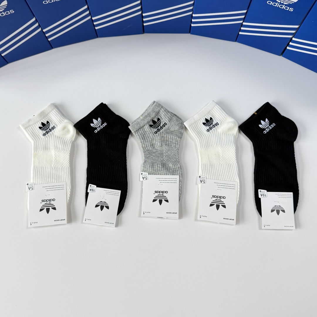 💛配包装 Adidas（阿迪）新款经典刺绣中短款堆堆袜袜子！一盒五双， 专柜同步筒袜袜子，💛大牌出街，潮人必备。超好搭。