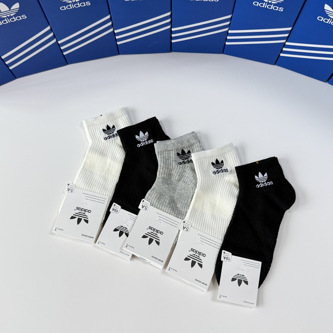 💛配包装 Adidas（阿迪）新款经典刺绣中短款堆堆袜袜子！一盒五双， 专柜同步筒袜袜子，💛大牌出街，潮人必备。超好搭。