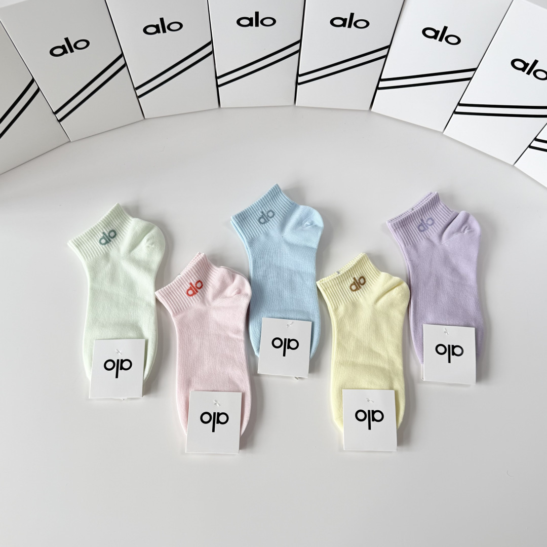 💛配专柜包装 ALO（阿洛）新款中短袜堆堆袜袜子！一盒五双，专柜同步筒袜袜子，💛大牌出街，潮人必备。超好搭。
