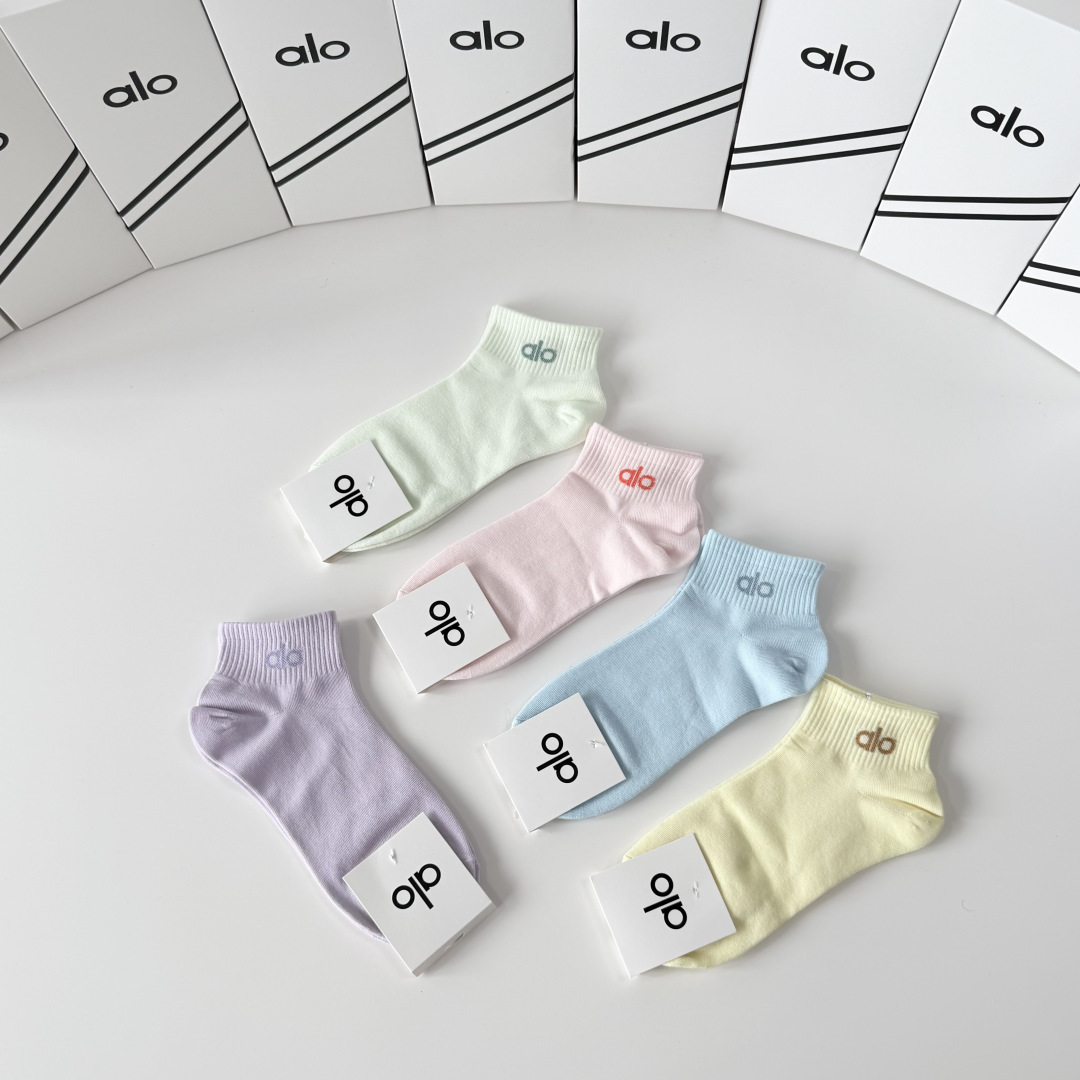 💛配专柜包装 ALO（阿洛）新款中短袜堆堆袜袜子！一盒五双，专柜同步筒袜袜子，💛大牌出街，潮人必备。超好搭。