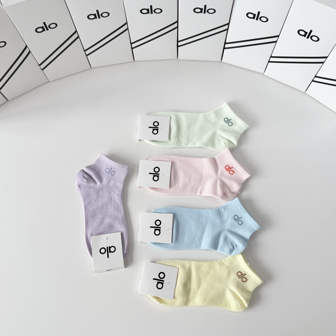 💛配专柜包装 ALO（阿洛）新款中短袜堆堆袜袜子！一盒五双，专柜同步筒袜袜子，💛大牌出街，潮人必备。超好搭。