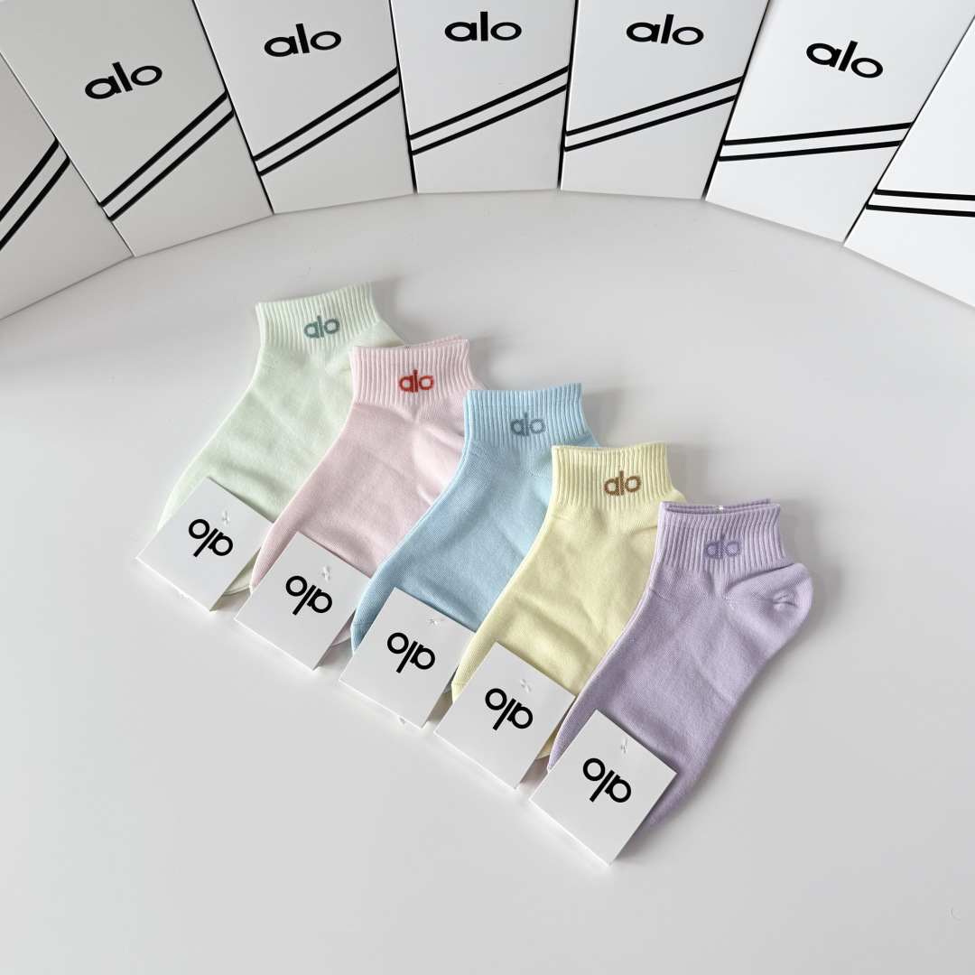 💛配专柜包装 ALO（阿洛）新款中短袜堆堆袜袜子！一盒五双，专柜同步筒袜袜子，💛大牌出街，潮人必备。超好搭。