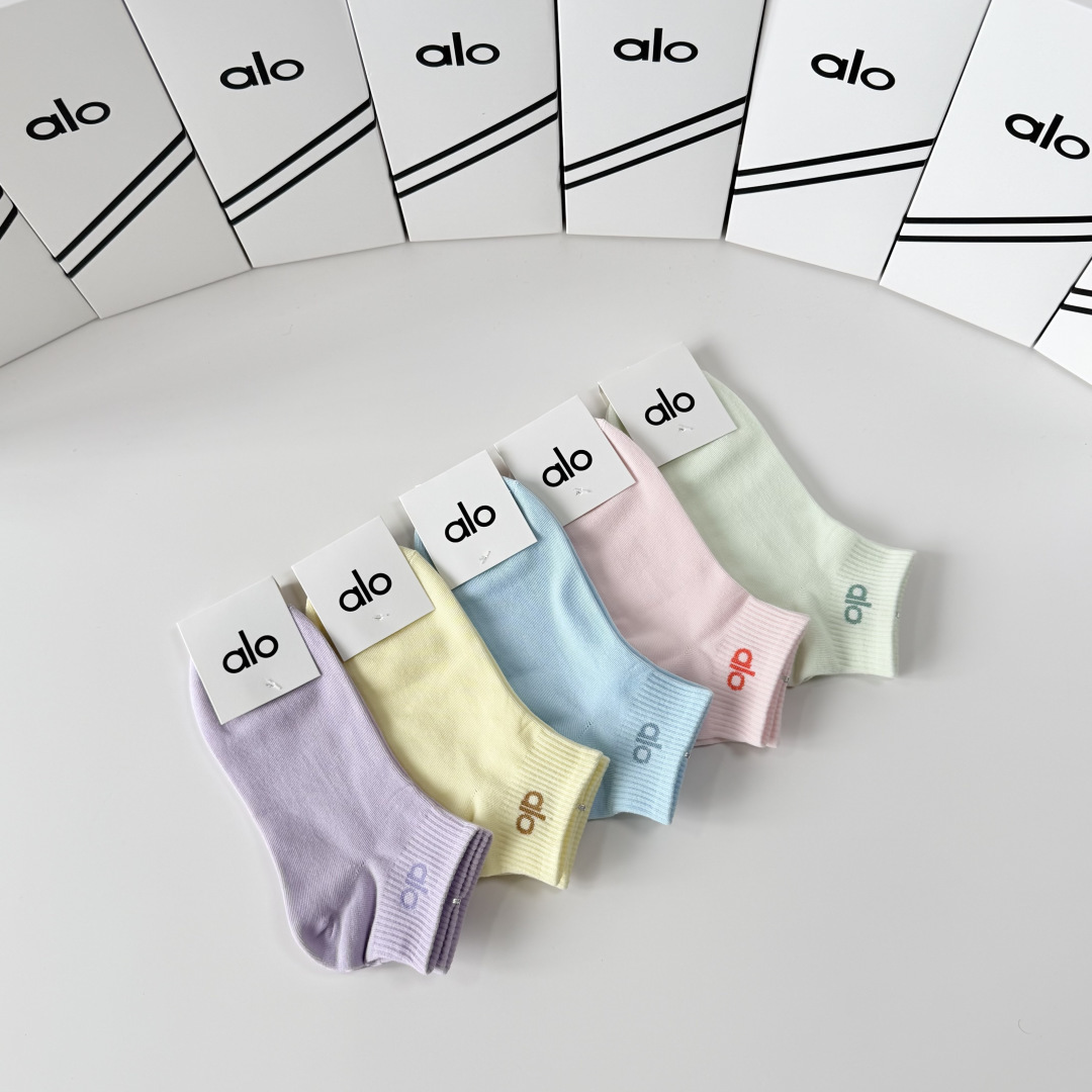 💛配专柜包装 ALO（阿洛）新款中短袜堆堆袜袜子！一盒五双，专柜同步筒袜袜子，💛大牌出街，潮人必备。超好搭。