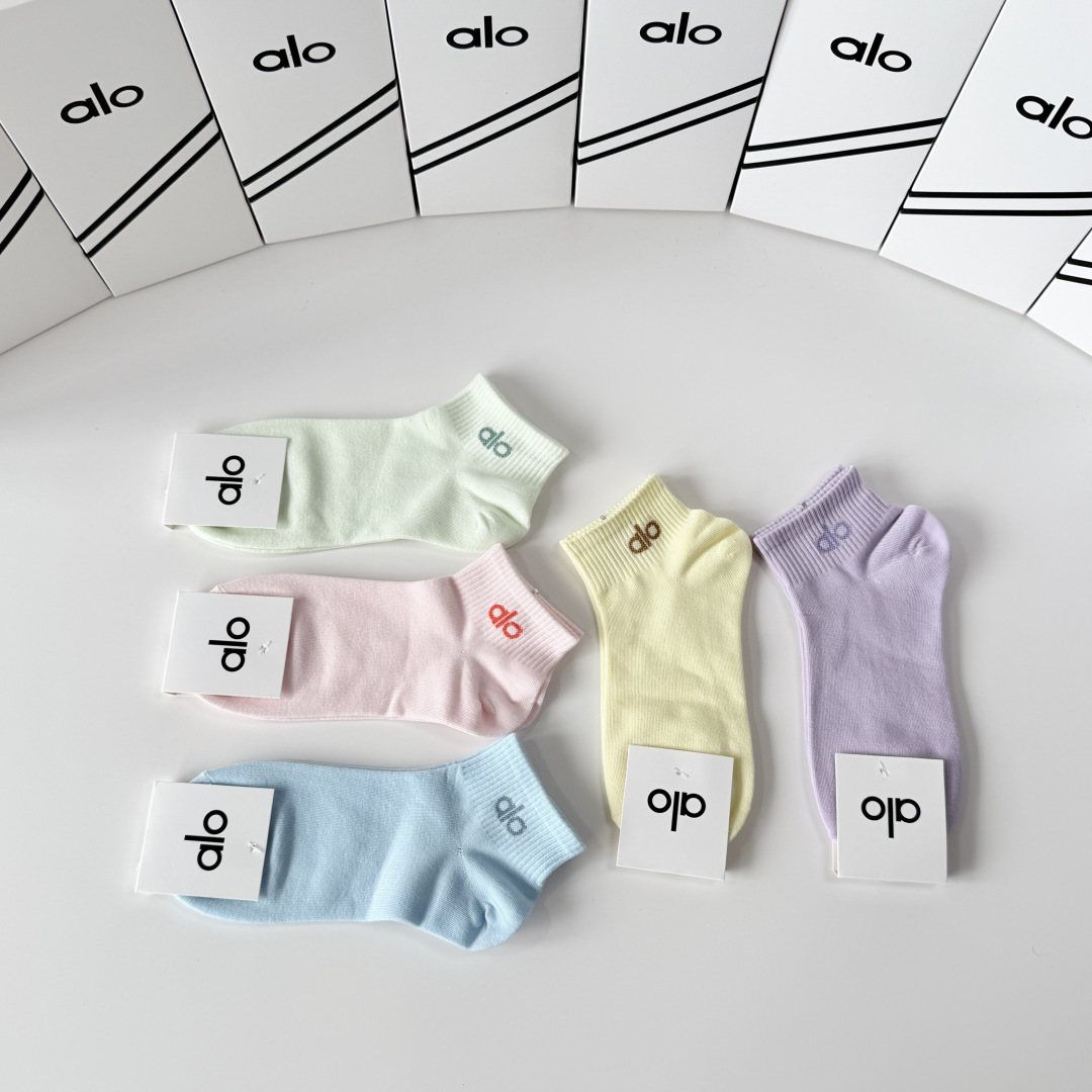 💛配专柜包装 ALO（阿洛）新款中短袜堆堆袜袜子！一盒五双，专柜同步筒袜袜子，💛大牌出街，潮人必备。超好搭。