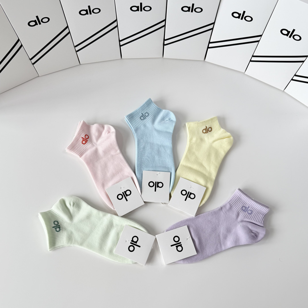 💛配专柜包装 ALO（阿洛）新款中短袜堆堆袜袜子！一盒五双，专柜同步筒袜袜子，💛大牌出街，潮人必备。超好搭。