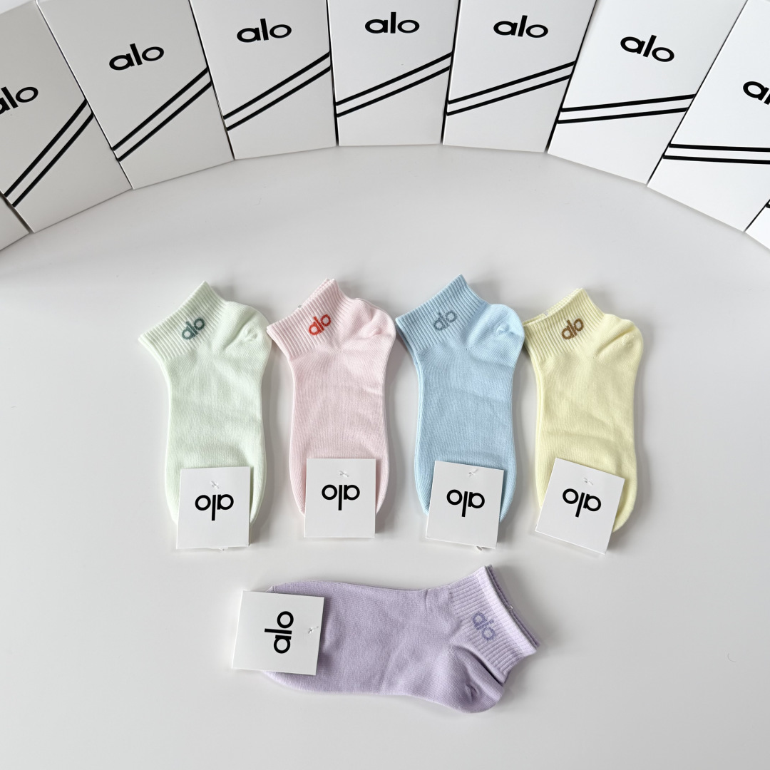 💛配专柜包装 ALO（阿洛）新款中短袜堆堆袜袜子！一盒五双，专柜同步筒袜袜子，💛大牌出街，潮人必备。超好搭。