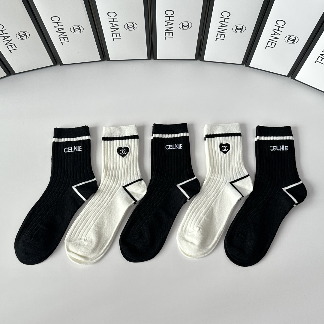 💛配包装 Chanel（香奈儿）新款刺绣中长款堆堆袜袜子！一盒五双， 专柜同步筒款袜子，💛大牌出街，潮人必备。超好搭