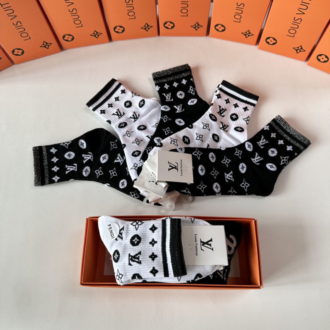 💛配专柜包装 LV（路易威登）新款中长款堆堆袜袜子！一盒五双，专柜同步筒袜袜子，💛大牌出街，潮人必备。超好搭