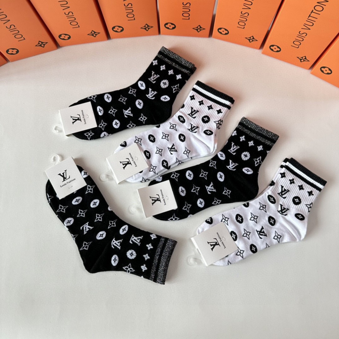 💛配专柜包装 LV（路易威登）新款中长款堆堆袜袜子！一盒五双，专柜同步筒袜袜子，💛大牌出街，潮人必备。超好搭