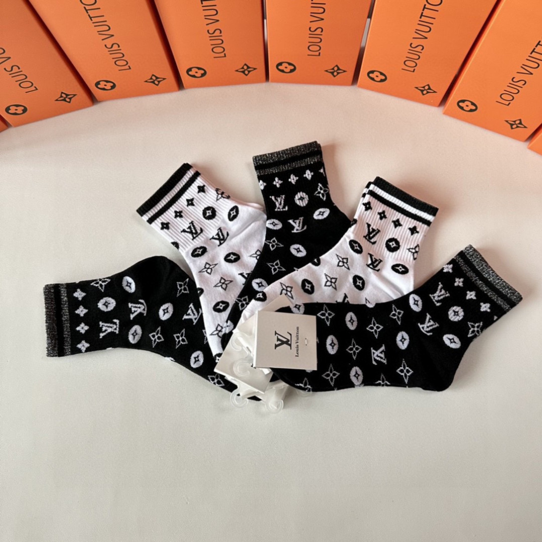 💛配专柜包装 LV（路易威登）新款中长款堆堆袜袜子！一盒五双，专柜同步筒袜袜子，💛大牌出街，潮人必备。超好搭