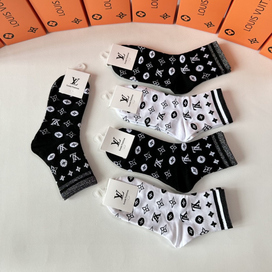 💛配专柜包装 LV（路易威登）新款中长款堆堆袜袜子！一盒五双，专柜同步筒袜袜子，💛大牌出街，潮人必备。超好搭