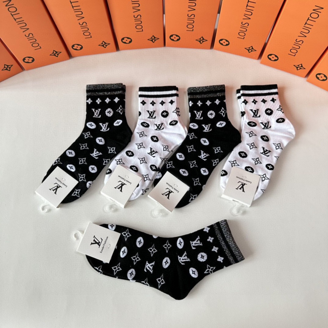 💛配专柜包装 LV（路易威登）新款中长款堆堆袜袜子！一盒五双，专柜同步筒袜袜子，💛大牌出街，潮人必备。超好搭