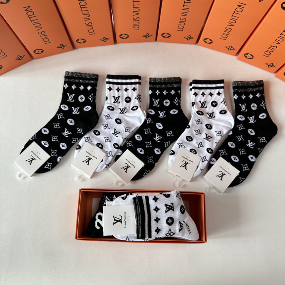 💛配专柜包装 LV（路易威登）新款中长款堆堆袜袜子！一盒五双，专柜同步筒袜袜子，💛大牌出街，潮人必备。超好搭