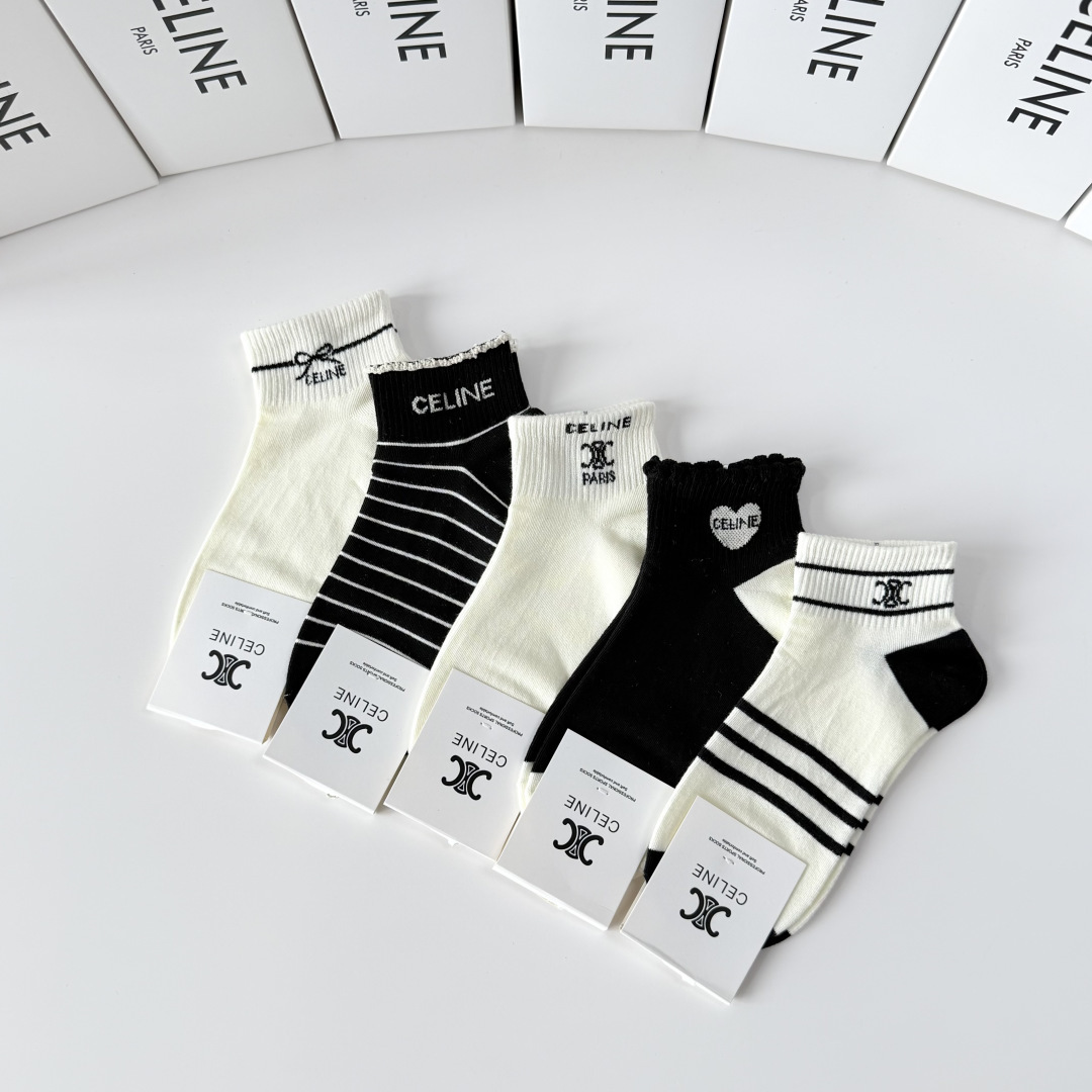 💛配包装 Celine（赛琳）新款中短款堆堆袜袜子！一盒五双， 专柜同步筒款袜子，💛大牌出街，潮人必备。超好搭