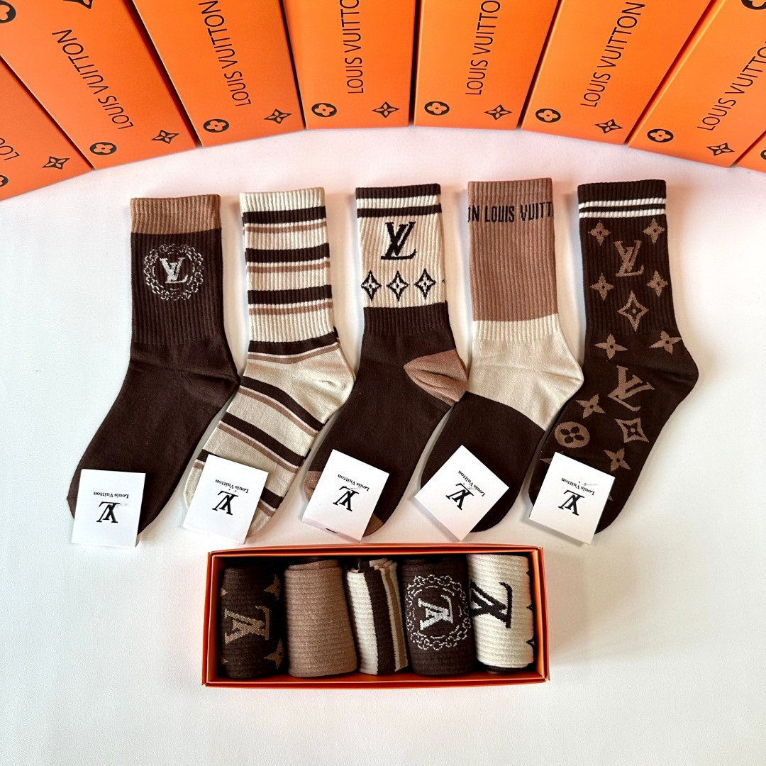 💛配专柜包装 LV（路易威登）新款中长款堆堆袜袜子！一盒五双，专柜同步筒袜袜子，💛大牌出街，潮人必备。超好搭