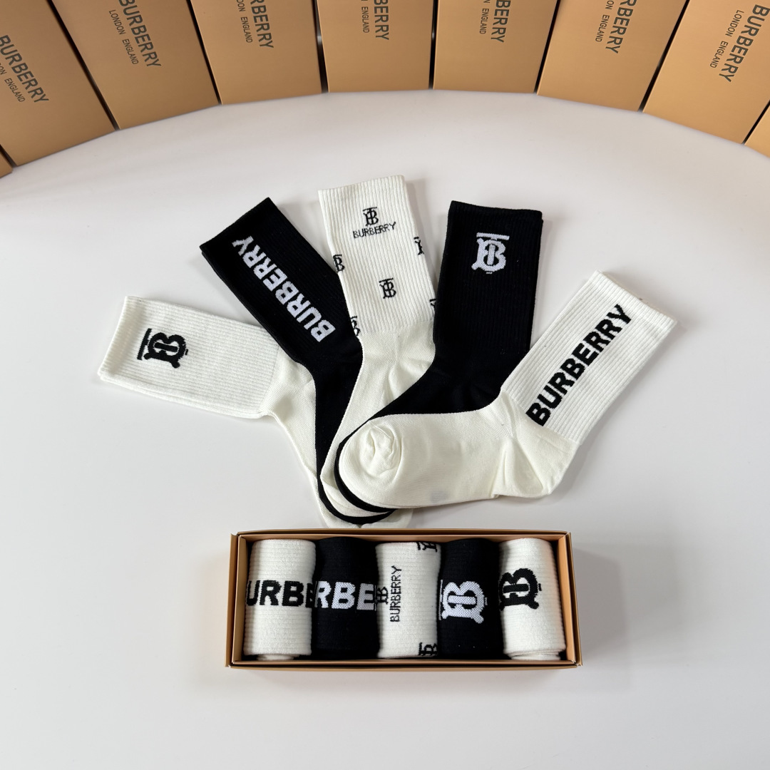 💛配包装 Burberry （巴宝莉）新款经典中长筒堆堆袜袜子！一盒五双， 专柜同步筒袜袜子，💛大牌出街，潮人必备。超好