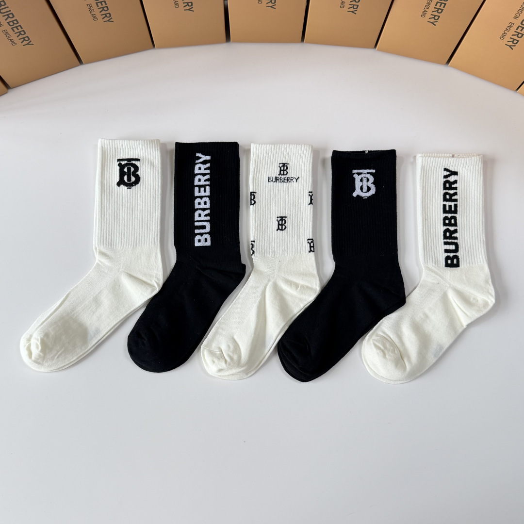 💛配包装 Burberry （巴宝莉）新款经典中长筒堆堆袜袜子！一盒五双， 专柜同步筒袜袜子，💛大牌出街，潮人必备。超好
