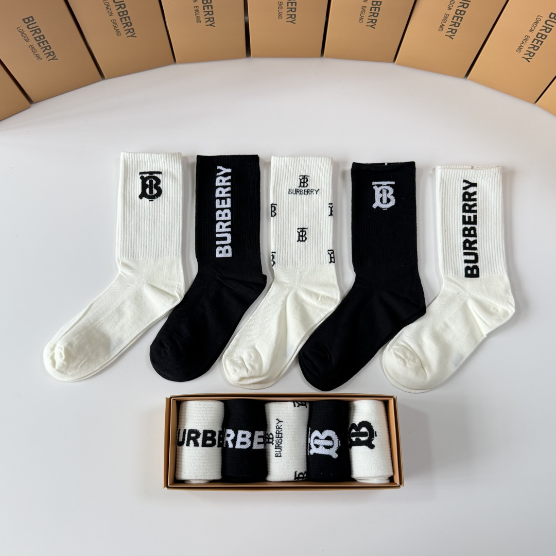 💛配包装 Burberry （巴宝莉）新款经典中长筒堆堆袜袜子！一盒五双， 专柜同步筒袜袜子，💛大牌出街，潮人必备。超好