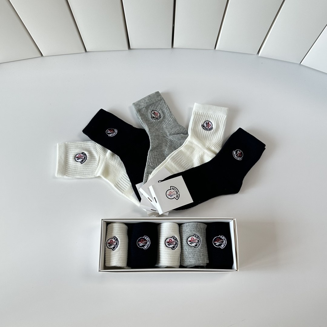 💛配专柜包装 MONCLER（蒙口）最新中筒刺绣款堆堆袜袜子！一盒五双，专柜同步筒袜袜子，💛大牌出街，潮人必备。超好搭