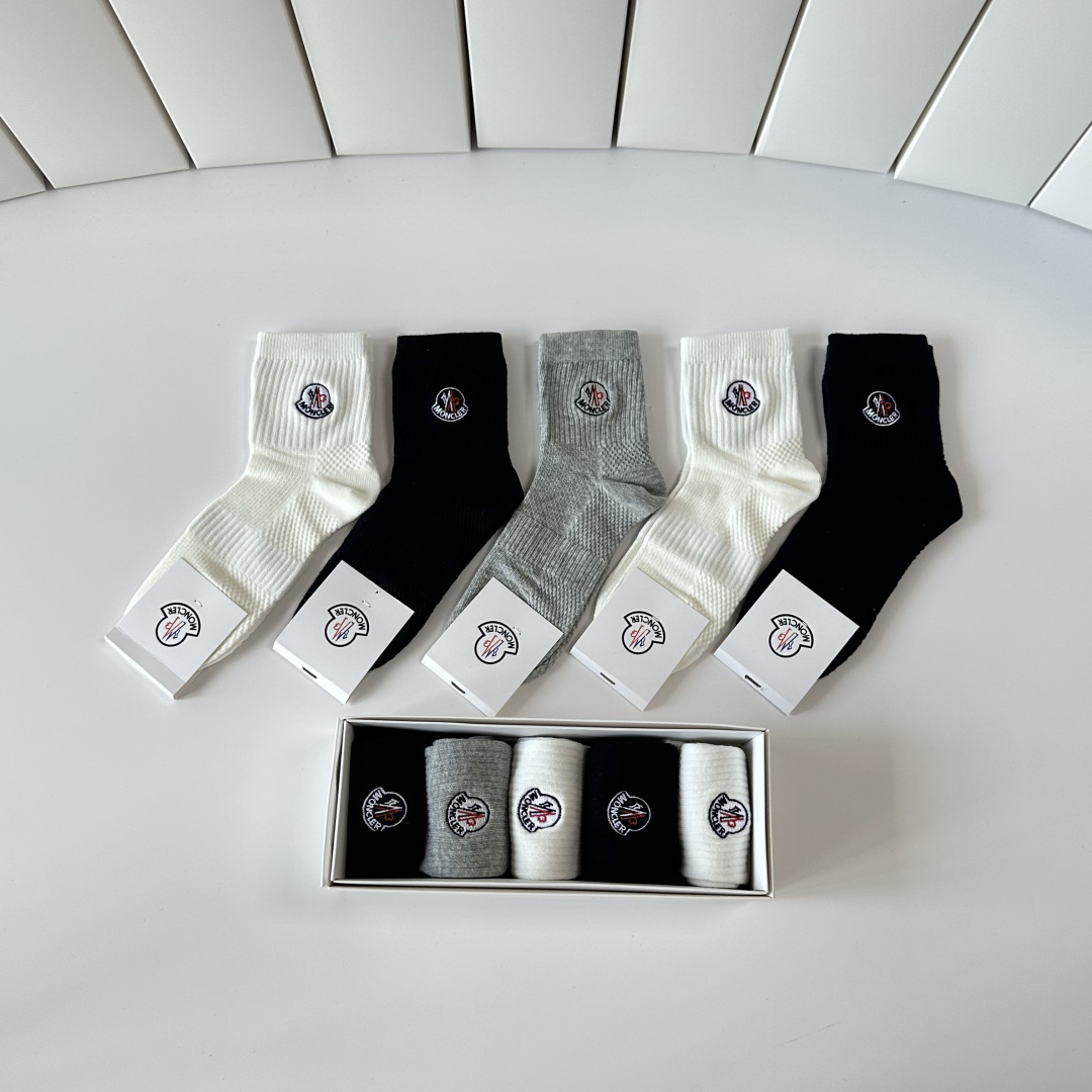 💛配专柜包装 MONCLER（蒙口）最新中筒刺绣款堆堆袜袜子！一盒五双，专柜同步筒袜袜子，💛大牌出街，潮人必备。超好搭