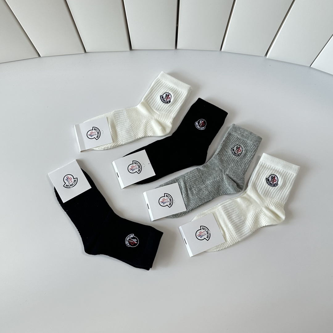 💛配专柜包装 MONCLER（蒙口）最新中筒刺绣款堆堆袜袜子！一盒五双，专柜同步筒袜袜子，💛大牌出街，潮人必备。超好搭