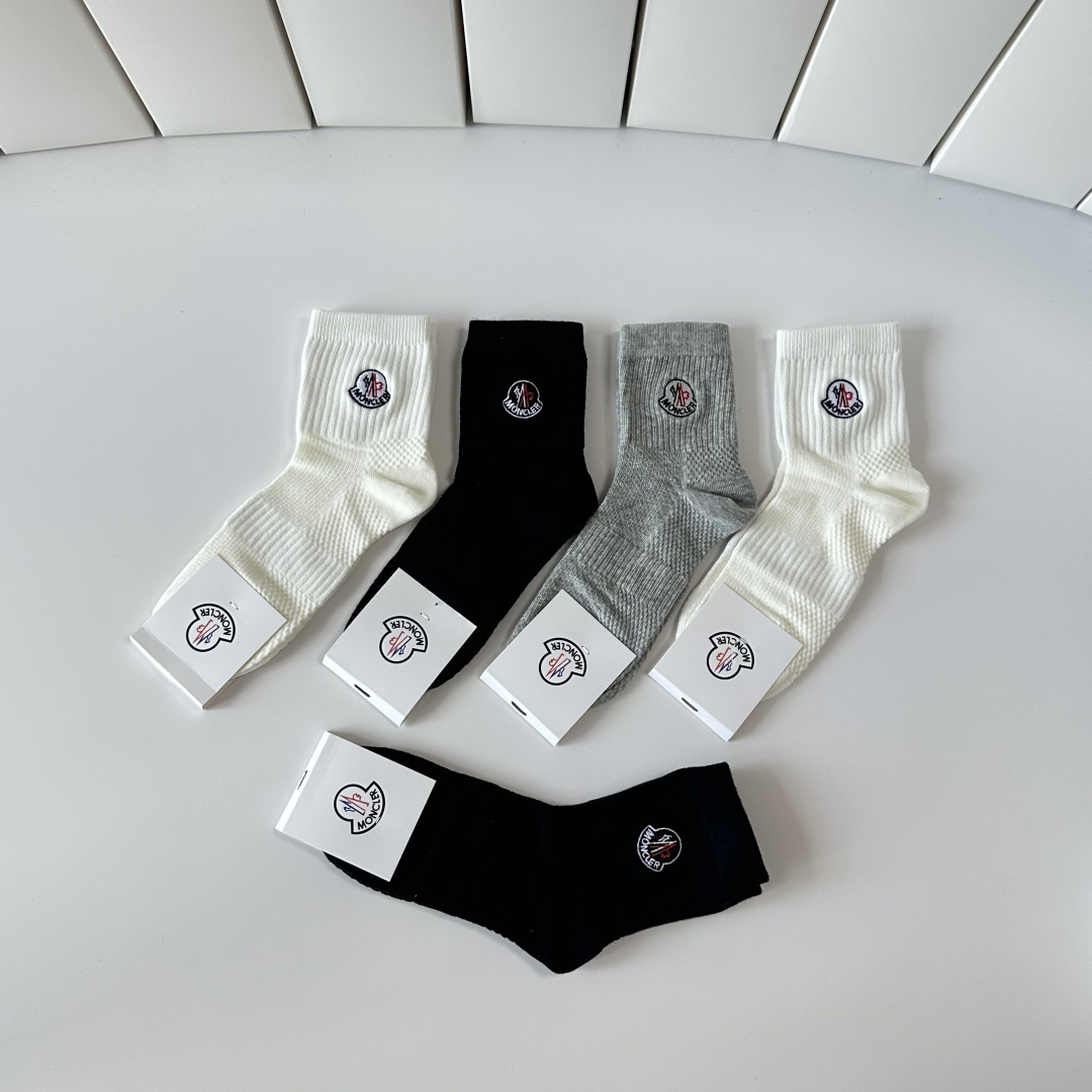 💛配专柜包装 MONCLER（蒙口）最新中筒刺绣款堆堆袜袜子！一盒五双，专柜同步筒袜袜子，💛大牌出街，潮人必备。超好搭