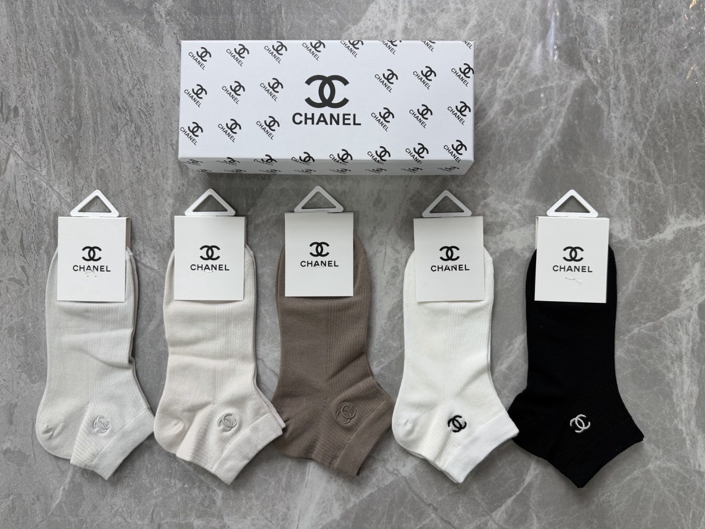 💛配包装 CHANEL（香奈儿）新款刺绣中短款堆堆袜袜子！一盒五双， 专柜同步筒款袜子，💛大牌出街，潮人必备。超好搭