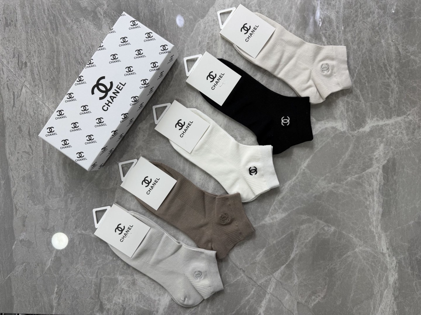💛配包装 CHANEL（香奈儿）新款刺绣中短款堆堆袜袜子！一盒五双， 专柜同步筒款袜子，💛大牌出街，潮人必备。超好搭