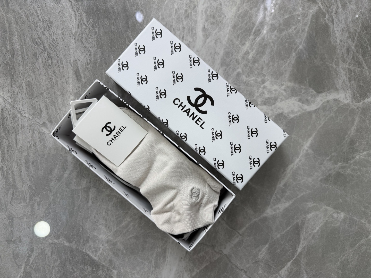 💛配包装 CHANEL（香奈儿）新款刺绣中短款堆堆袜袜子！一盒五双， 专柜同步筒款袜子，💛大牌出街，潮人必备。超好搭
