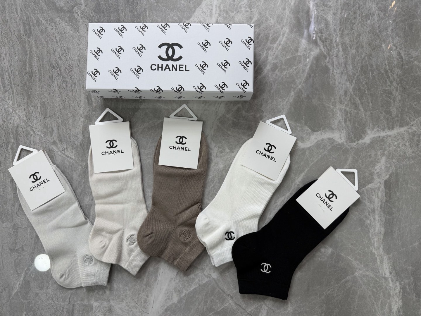 💛配包装 CHANEL（香奈儿）新款刺绣中短款堆堆袜袜子！一盒五双， 专柜同步筒款袜子，💛大牌出街，潮人必备。超好搭