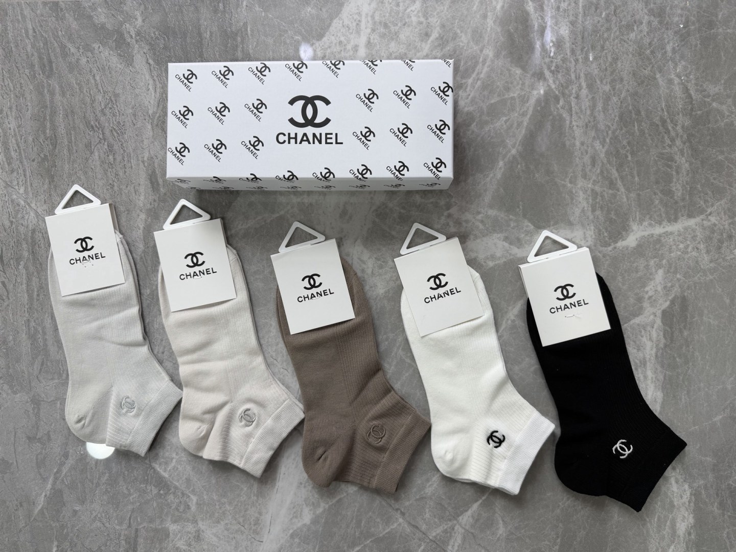 💛配包装 CHANEL（香奈儿）新款刺绣中短款堆堆袜袜子！一盒五双， 专柜同步筒款袜子，💛大牌出街，潮人必备。超好搭