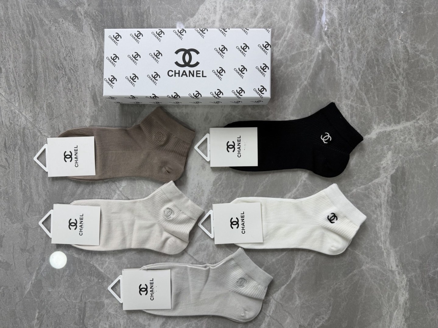 💛配包装 CHANEL（香奈儿）新款刺绣中短款堆堆袜袜子！一盒五双， 专柜同步筒款袜子，💛大牌出街，潮人必备。超好搭