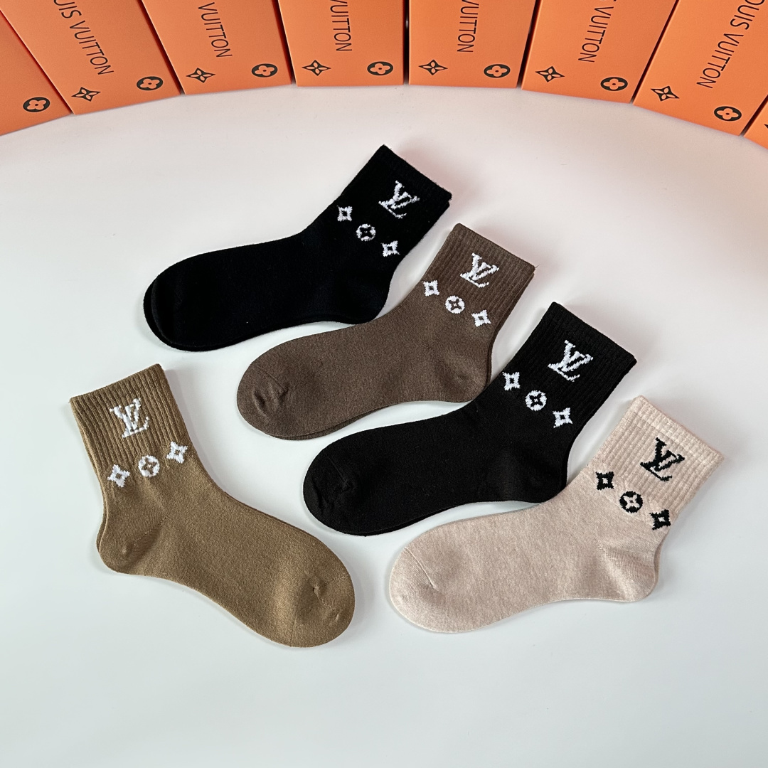💛配专柜包装 LV（路易威登）新款羊毛中长款堆堆袜袜子！一盒五双，专柜同步筒袜袜子，💛大牌出街，潮人必备。超好搭