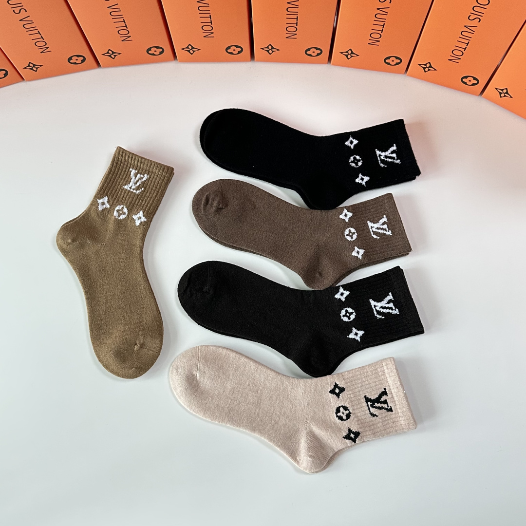 💛配专柜包装 LV（路易威登）新款羊毛中长款堆堆袜袜子！一盒五双，专柜同步筒袜袜子，💛大牌出街，潮人必备。超好搭