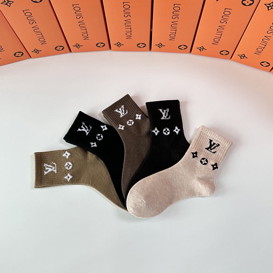 💛配专柜包装 LV（路易威登）新款羊毛中长款堆堆袜袜子！一盒五双，专柜同步筒袜袜子，💛大牌出街，潮人必备。超好搭