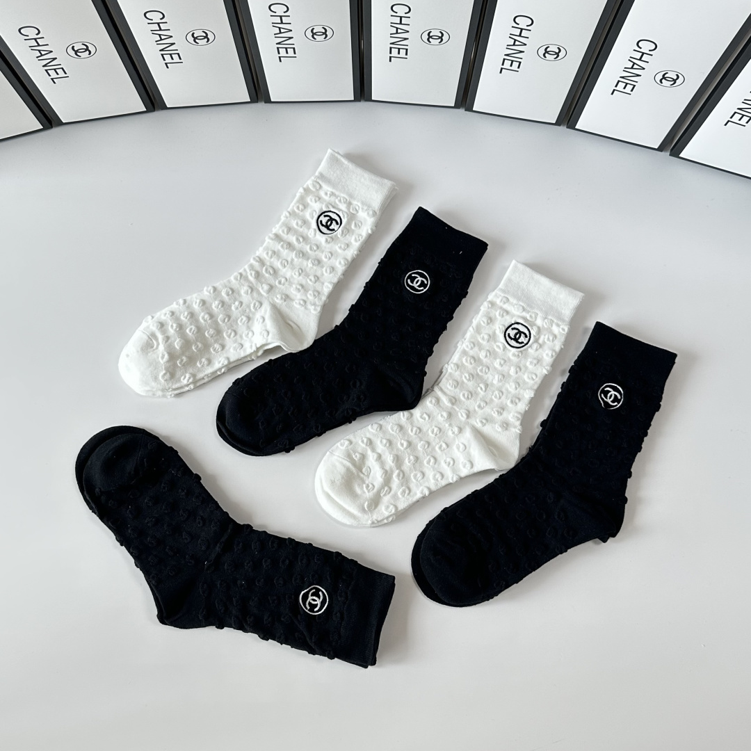 💛配专柜包装 Chanel（香奈儿）新款刺绣中长款堆堆袜袜子！一盒五双，专柜同步筒袜袜子，💛大牌出街，潮人必备。超好搭