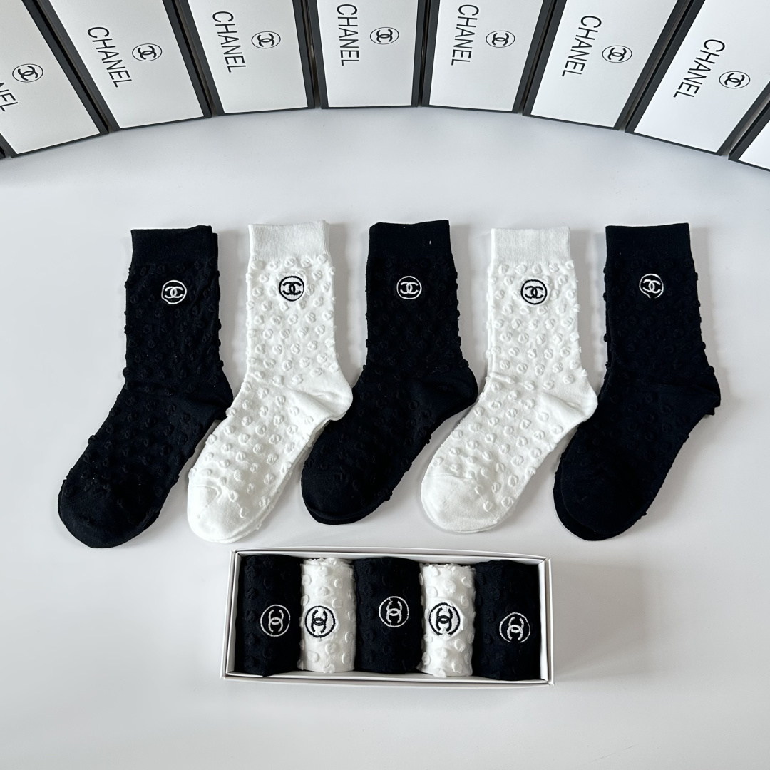 💛配专柜包装 Chanel（香奈儿）新款刺绣中长款堆堆袜袜子！一盒五双，专柜同步筒袜袜子，💛大牌出街，潮人必备。超好搭