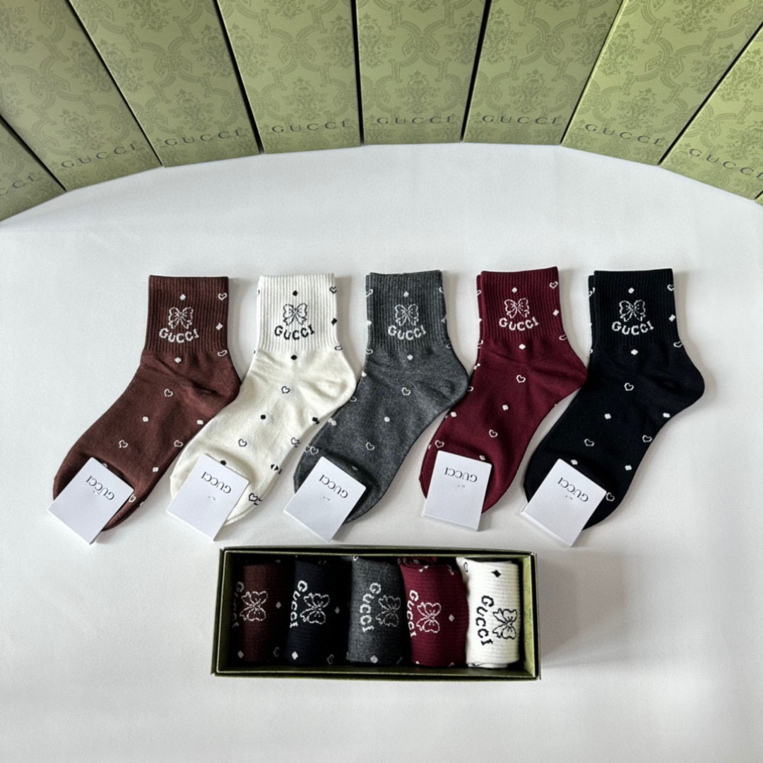 💛配专柜包装 Gucci（古驰）新款中长款堆堆袜袜子！一盒五双，专柜同步筒袜袜子，💛大牌出街，潮人必备。超好搭