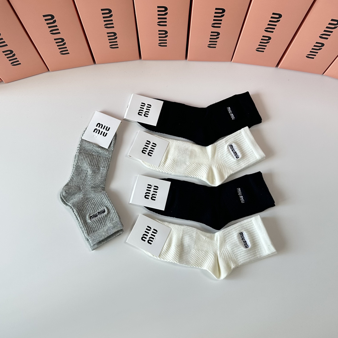 💛配专柜包装 MiuMiu（缪缪）新款刺绣中长款堆堆袜袜子！一盒五双，专柜同步筒袜袜子，💛大牌出街，潮人必备。超好搭