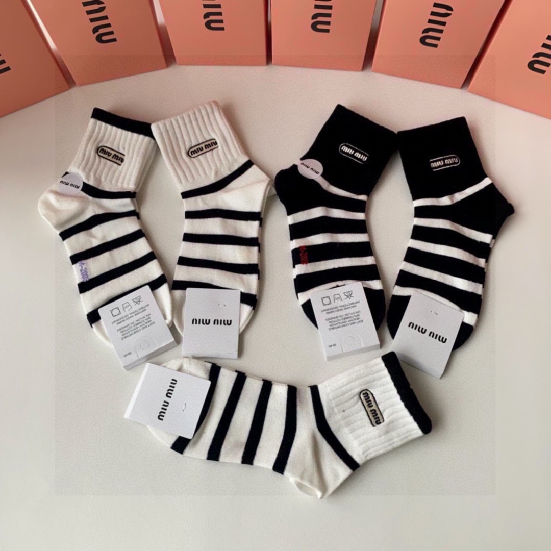 💛配专柜包装 MiuMiu（缪缪）新款中长款堆堆袜袜子！一盒五双，专柜同步筒袜袜子，💛大牌出街，潮人必备。超好搭