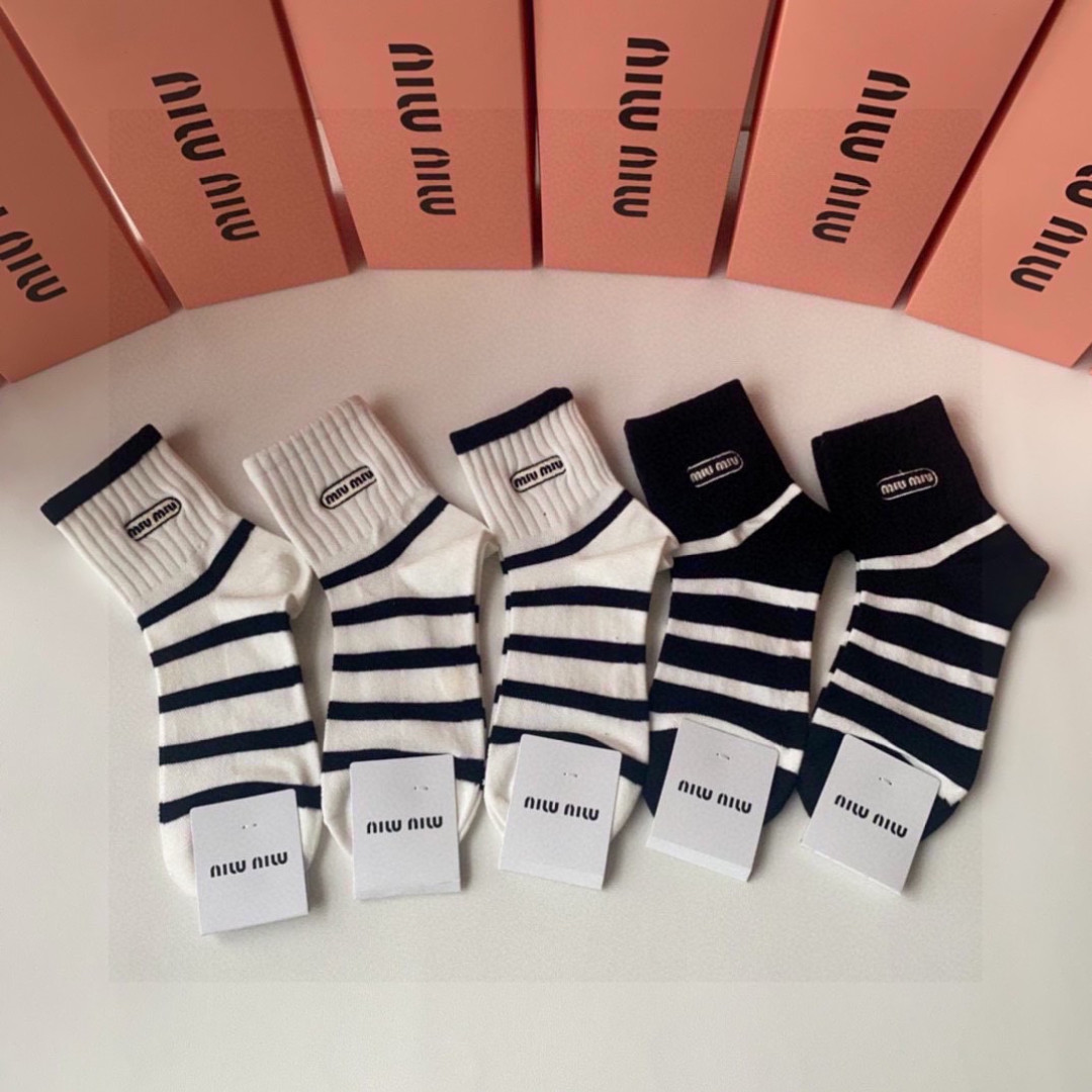 💛配专柜包装 MiuMiu（缪缪）新款中长款堆堆袜袜子！一盒五双，专柜同步筒袜袜子，💛大牌出街，潮人必备。超好搭