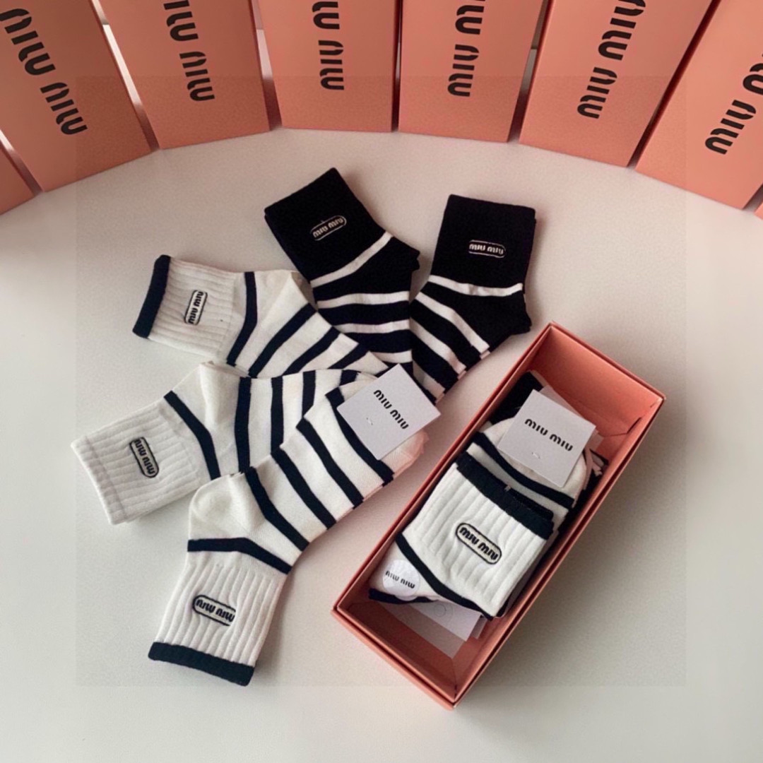 💛配专柜包装 MiuMiu（缪缪）新款中长款堆堆袜袜子！一盒五双，专柜同步筒袜袜子，💛大牌出街，潮人必备。超好搭