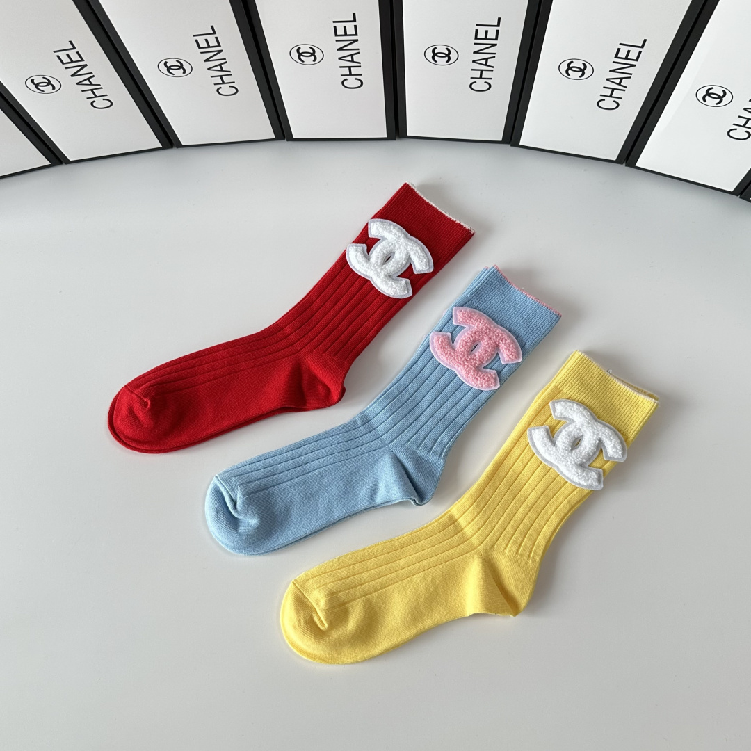 💛配包装 Chanel（香奈儿）新款多巴胺经典中长款饰品袜堆堆袜袜子！一盒三双， 专柜同步筒款袜子，💛大牌出街，潮人必备