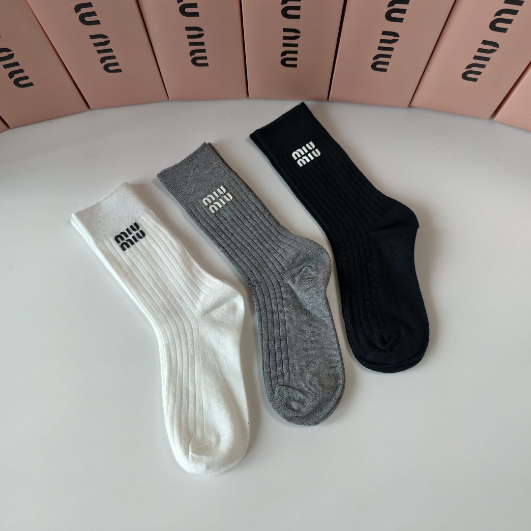 💛配包装 MIUMIU（缪缪）新款经典中长款饰品袜堆堆袜袜子！一盒三双， 专柜同步筒款袜子，💛大牌出街，潮人必备。超好搭