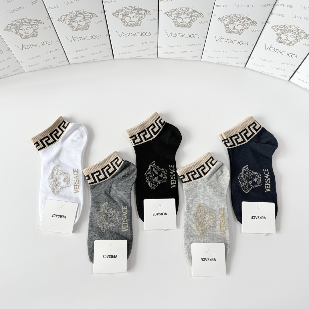 💛配专柜包装 VERSACE（范思哲）新款中短款堆堆袜袜子！一盒五双，专柜同步筒袜袜子，💛大牌出街，潮人必备。超好搭