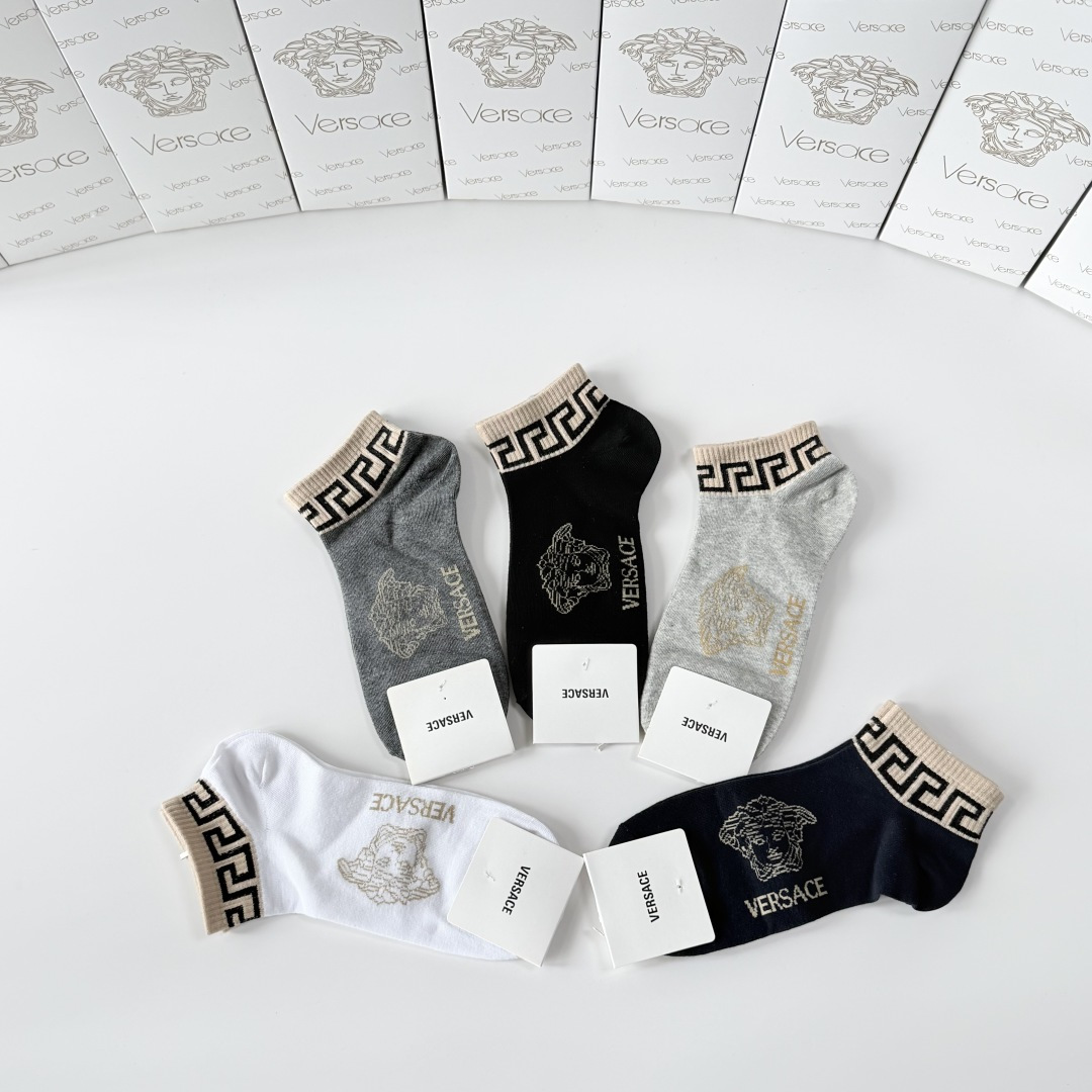 💛配专柜包装 VERSACE（范思哲）新款中短款堆堆袜袜子！一盒五双，专柜同步筒袜袜子，💛大牌出街，潮人必备。超好搭