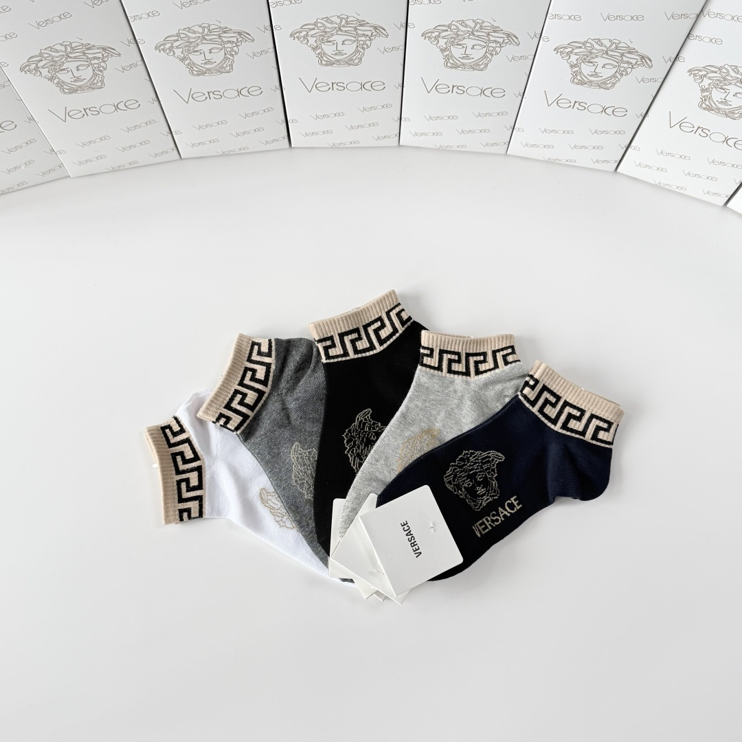 💛配专柜包装 VERSACE（范思哲）新款中短款堆堆袜袜子！一盒五双，专柜同步筒袜袜子，💛大牌出街，潮人必备。超好搭