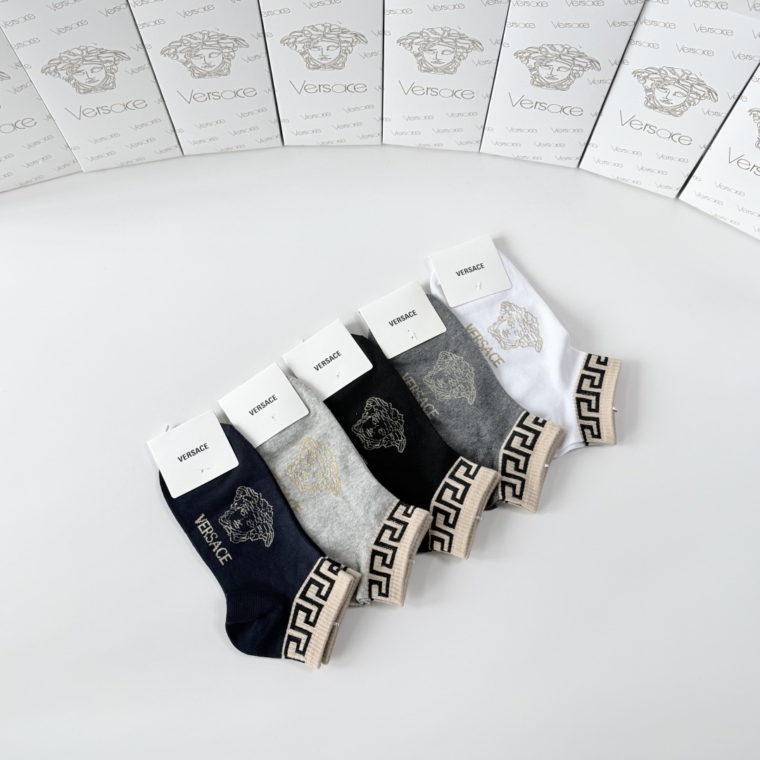 💛配专柜包装 VERSACE（范思哲）新款中短款堆堆袜袜子！一盒五双，专柜同步筒袜袜子，💛大牌出街，潮人必备。超好搭